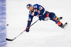 ZSC-Spieler Kevin Klein im Fall. (Bild: Ennio Leanza/Keystone (Zürich, 13. November 2018))