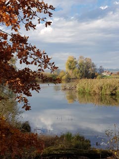 Wolken treiben im Ägelsee bei Frauenfeld (Bild: Werner Fasnacht)