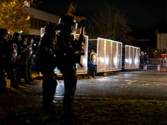 Kein Durchkommen: Die Polizei sperrte vor dem Vortrag von Christoph Blocher Strassen in Uster ZH. (Bild: KEYSTONE/CHRISTIAN MERZ)