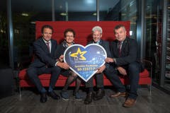 Zentralschweizer Parlamentspräsidenten zeigen ihre Verbundenheit mit der LZ-Weihnachtsaktion. Von links: Peter Wälti (Kantonsratspräsident Obwalden), Hildegard Meier-Schöpfer (Präsidentin des Kantonsrates Luzern), Daniel Thomas Burch (Präsident des Kantonsrates Zug) und Peter Tresch (Präsident des Landrates Uri). (Bild: Dominik Wunderli (Luzern, 13. November 2018))