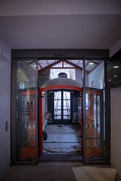 Blick aus der Talstation in die neu Kabine der Standseilbahn. In Hintergrund ist das nördliche Tunnelportal zu erkennen. Eine Neuerung bei der Mühleggbahn sind die Zugänge an Stirn- und Heckseite. Über sie kann man in der Tal- wie der Bergstation niveaufrei ein- und aussteigen.