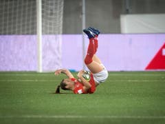 ... und kommt zu Fall. (Bild: KEYSTONE/MELANIE DUCHENE)