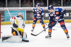 Zug-Goalie Tobias Stephan gegen Chris Baltisberger. (Bild: Ennio Leanza/Keystone (Zürich, 13. November 2018))