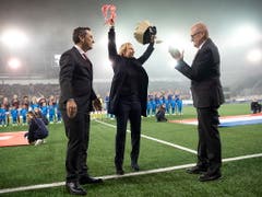 Der Abschied: Die Trainerin Martina Voss-Tecklenburg wird von den Funktionären und dem Publikum für ihre Verdienste mit Applaus bedacht. (Bild: KEYSTONE/EPA KEYSTONE/MELANIE DUCHENE)