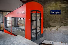 Die neue Kabine der Mühleggbahn ist auf drei Seiten grosszügig verglast. An der hinteren Kabinenwand sind unterhalb des Handlaufs Bretter montiert, die einem das bequeme Anlehnen gestatten. Hier finden sich auch die Steuerelmente der Bahn.