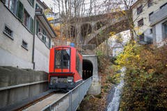 Die neue Mühleggbahn auf einer Probefahrt zwischen Talstation und nördlichem Tunnelportal. Rechts fliesst die Steinach der St.Galler Altstadt entgegen.