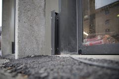 Ein Detail an den Türen zur Bergstation: Da es hier im Bereich des Möglichen liegt, dass die Steinach bei einem Jahrhundertgewitter die St.Georgen-Strasse überflutet, sind die Türen der Mühlegg-Bergstation bereits mit Haltern für Bretter ausgestattet, die Wasser und Geschiebe aus dem Gebäude halten sollen.