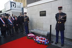 Die Gedenktafel für die Opfer der Attacke beim Stade de France. (Bild: Yoan Valat/EPA (Paris, 13. November 2018))
