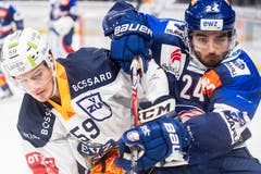 Zugs Dario Simion (links) kämpft mit Phil Baltisberger um den Puck. (Bild: Ennio Leanza/Keystone (Zürich, 13. November 2018))