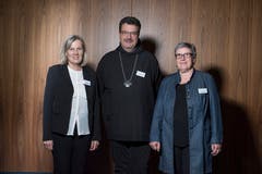 Abt Christian (Kloster Engelberg) zeigte in seiner Rede die christliche Seite von sozialer Hilfe auf. Flankiert wird er von Elisabeth Portmann und Heidi Ragonesi (Geschäftsleiterin bzw. Beirätin der Weihnachtsaktion). (Bild: Dominik Wunderli (Luzern, 13. November 2018))