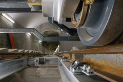 Ein Detail des Fahrgestells und der Schienen in der Bergstation der Mühleggbahn.