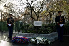 Blumen vor der Gedenktafel für die Opfer der Attacke bei der Kaffee-Bar «La Bonne Bière» in Paris. (Bild: Philippe Lopez/EPA (Paris, 13. November 2018))