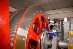 Ein Blick in die Technik der Bergstation: Unter der Eingangshalle sind der Elektromotor und die Drahtseilrolle untergebracht, mit deren Hilfe die Bahn den Berg hoch und runter fährt.
