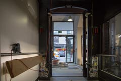 In der Bergstation: ein Blick aus der neuen Bahnkabine durch die Eingangshalle auf die St.Georgen-Strasse. Noch sind am Dienstag vor dem Eröffnungswochenende die letzten Arbeiten im Gang. Eine Vielzahl von Details muss «gerichtet» werden.