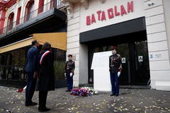 Die Bürgermeisterin von Paris, Anne Hidalgo (rechts mit Trikolore-Band) und der französische Premierminister Edouard Philippe (links) während der Zeremonie vor der Gedenktafel vor dem Eingang des «Bataclan». (Bild: Benoit Tessier/EPA (Paris, 13. November 2018))
