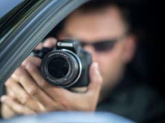 Detektiveinsätze im Auftrag von Sozialversicherungen werden gemäss den neusten Abstimmungsumfragen von der Mehrheit der Stimmenden befürwortet. (Bild: KEYSTONE/ENNIO LEANZA)