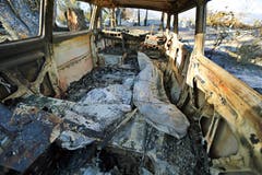 Surfboards in einem zerstörten Volkswagen in der Dume Drive in Malibu. (Bild: AP Photo/Reed Saxon, 13. November 2018)
