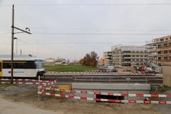 Beim Schwärzebach wurde erst der Durchlass unter der Bahnlinie gebaut. Noch fehlt der Zulauf des Bachs. (Bild: Sandro Büchler)