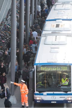 Der Bahnhofvorplatz wurde zum Busterminal - auch Busse aus Zug kamen zum Einsatz. (Bild: Urs Flüeler/Keystone (Luzern, 23. März 2017))