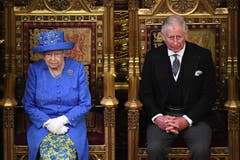 Die britische Königin Elizabeth II und ihr Sohn Prinz Charles im House of Lords bei der Parlamentseröffnung am 21. Juni 2017. (Bild: Archiv/Carl Court/Pool via AP)