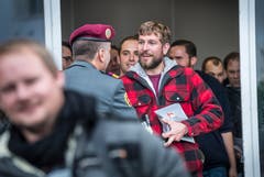 Märstetten TG - Militärische Entlassungen 2018 in der Mehrzweckhalle Märstetten. Regierungsrätin Cornelia Komposch richtet einige Worte an die Abgänger. Zum Austritt gibt es ein Sackmesser, Militärschoggi und Guetzli.