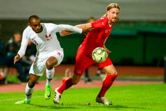 Zweikampf zwischen Michael Lang (rechts) und Abdulkarim Hassan. (Bild: Marc Schumacher / Freshfocus (Lugano, 14. November 2018))