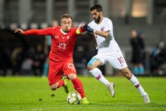 Xherdan Shaqiri (links) gegen Khalid Al Haidos. (Bild: Ennio Leanza / Keystone (Lugano, 14. November 2018))