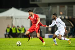 Loris Benito (links) wird von Abdulaziz Hatem zurückgehalten. (Bild: Ennio Leanza / Keystone (Lugano, 14. November 2018))