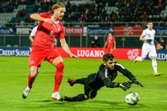 Der katarische Torhüter Yusesef Hassan (rechts) ist schneller am Ball als Michael Lang. (Bild: Marc Schumacher / Freshfocus (Lugano, 14. November 2018))