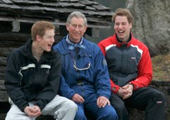Charles mit Harry (links) und William (rechts) am Fototermin während ihres jährlichen Skiurlaubs in Klosters (Bild: Archiv/KEYSTONE/Arno Balzarini)