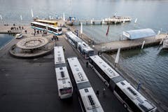 ...standen ebenfalls Bahnersatzbusse bereit. (Bild: Pius Amrein (Luzern, 23. März 2017))