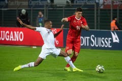 Steven Zuber (rechts) schneller am Ball als Ahmed El Sayed. (Bild: Pablo Gianinazzi / Keystone (Lugano, 14. November 2018))