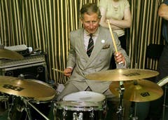 Der Prince of Wales spielt Schlagzeug bei einem Schulbesuch im William Mathies Music Centre in Caernarfon, Wales, im Juli 2002. (Bild: KEYSTONE/AP Photo/ Michael Dunlea)