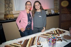 Eveline Torres (links) und Jessica Bossard von Aeschbach Chocolatier. Bild: Eveline Beerkircher