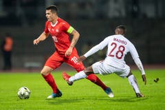 Granit Xhaka (links) gegen Assim Madibo. (Bild: Ennio Leanza / Keystone (Lugano, 14. November 2018))