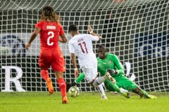 Akram Afif dribbelt Torhüter Kevin Mbabu (rechts) aus, Kevin Mbabu (links) hat das Nachsehen. (Bild: Ennio Leanza / Keystone (Lugano, 14. November 2018))