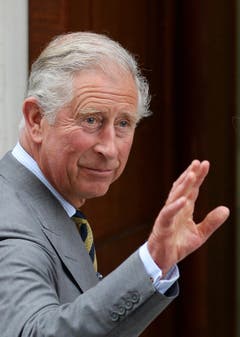 Grossbritanniens Kronprinz Charles wird Grossvater. Auf dem Bild kommt er im Juli 2013 im St. Mary's Hospital in London an, um seine Schwiegertochter Catherine (Herzogin von Cambridge), deren Mann Williams und seinen Enkel zu besuchen. (Bild: Archiv/EPA/ANDY RAIN, 23. Juli 2013)