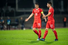 Haben zu diskutieren: Granit Xhaka (links) und Fabian Schär. (Bild: Ennio Leanza / Keystone (Lugano, 14. November 2018))