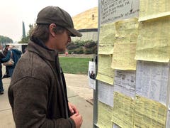 Wie im Krieg: Der Evakuierte Greg Gibson sucht nach Informationen über seine vermissten Nachbarn. Aufgenommen in der Neighborhood Church in Chico. (Bild: AP Photo/Gillian Flaccus, 13. November 2018).