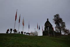 Schützen laufen am Morgartendenkmal vorbei. (Bild: Stefan Kaiser (Zug, 15. November 2018))