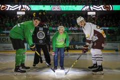 Geo Mantegazza wirft nebe Alessandro Chiesa (links) und Noah Rod symbolbisch den Puck ein. (Bild: KEYSTONE/TI-PRESS/ALESSANDRO CRINARI)