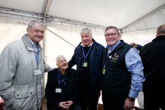 Im Bild: Divisionär Peter Regli, Ehrenpräsident Friedrich Nussbaumer, Schwingerkönig Noldi Ehrensberger und Regierungsrat Urs Hürlimann. (Bild: Stefan Kaiser (Zug, 15. November 2018))