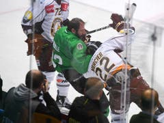 Luganos Sebastien Reuille und Servettes Jonathan Mercier geraten sich in die Haare (Bild: KEYSTONE/TI-PRESS/DAVIDE AGOSTA)