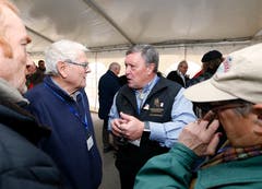 Im Bild: Urs Hürlimann, Regierungsrat und Präsident Morgartenschützenverband im Gespräch mit Urs Rickli. (Bild: Stefan Kaiser (Zug, 15. November 2018))