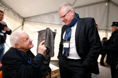 Im Bild: Ehrenpräsident Friedrich Nussbaumer im Gespräch mit Regierungsrat Heinz Tännler. (Bild: Stefan Kaiser (Zug, 15. November 2018))
