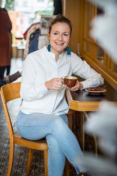 An vieles in Paris musste sich Nina Belz, hier in einem Café in Zürich, erst gewöhnen.