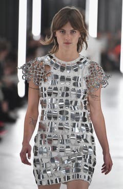 Funkelnde Metallplättchen bei Louis Vuitton.