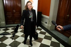 CVP-Bundesratskandidatin Heidi Z'graggen beantwortet Fragen von Journalisten vor den Hearings in der Fraktionssitzung der CVP. (Bild: KEYSTONE/Peter Klaunzer, 16. November 2018)