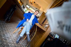 Chic auf Heimatbesuch. Nina Belz im blauen Mantel in einem Zürcher Café.(Bilder: Andrea Stalder)