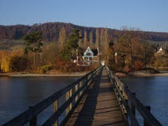 Kurz vor Sonnenuntergang auf dem Steg zur Insel Werd bei herbstlichen Farben. (Bild: Hubert Koch)